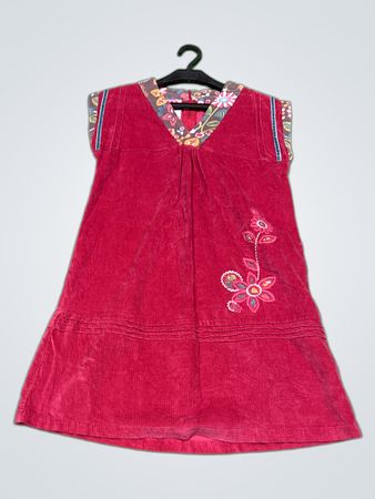 NKY Rotes Cordkleid mit floralen Stickereien
