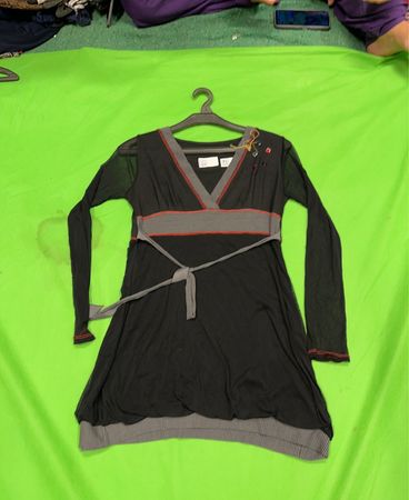 Schwarzes Kleid mit grauen Akzenten