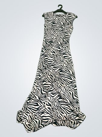 Bewertung des ärmellosen Maxikleids mit Zebra-Print