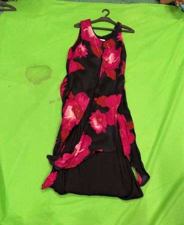 Schwarzes und pinkes, ärmelloses Kleid mit floralem Muster