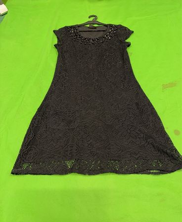 Schwarzes Spitzenkleid mit verziertem Ausschnitt
