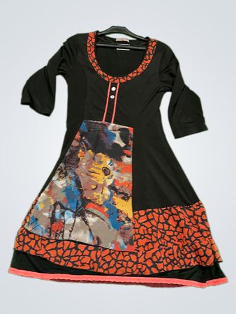 Schwarzes Kleid mit abstraktem Print und roten Akzenten