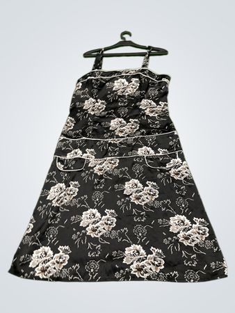Schwarz gemustertes Kleid mit weißen Akzenten