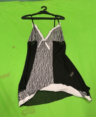 Schwarze und weiße Spitzenchemise