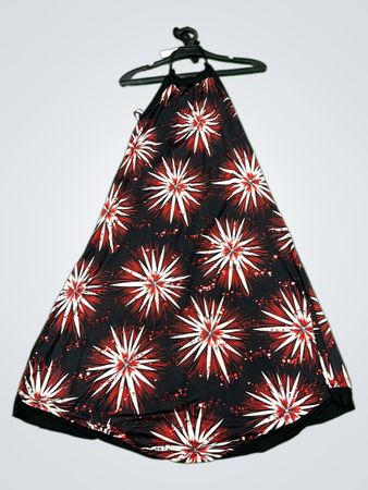Schwarzes Halsbandkleid mit rot-weißem Sternmuster