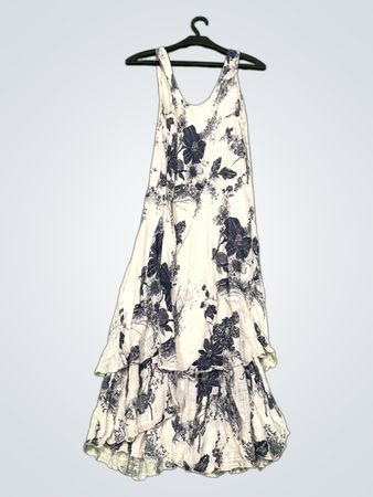 Weißes Kleid mit Blumenmuster und Rüschen