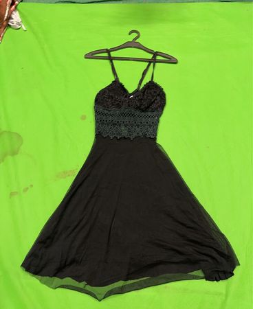Schwarz mit Spitze verziertes Kleid