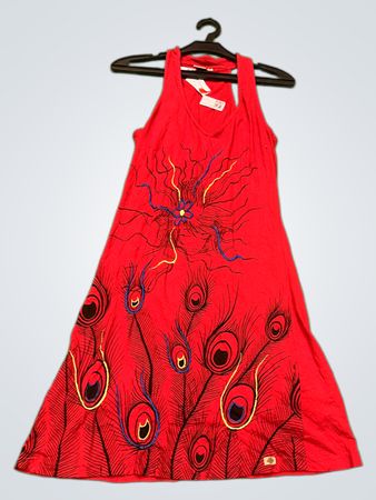 Rotes Kleid mit Pfauenfedermuster