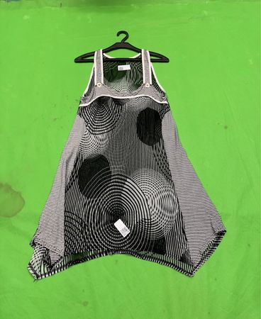 Schwarz-weißer geometrischer Druckkleid