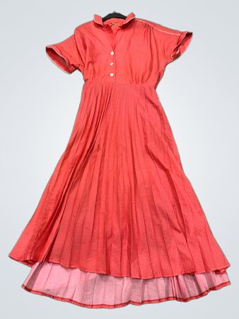 Rotes Polka-Dot-Kleid mit weißem Kragen und Manschetten