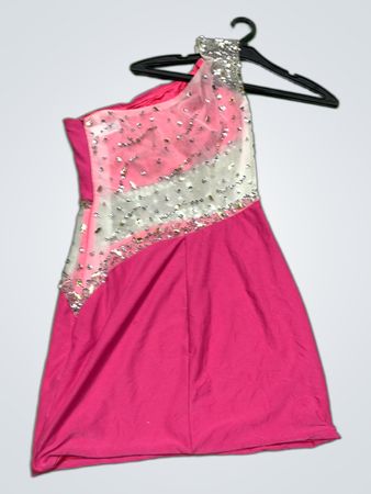 Rosa Ein-Schulter-Kleid mit Pailletten