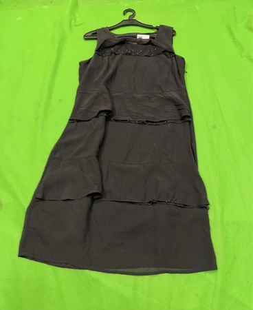 Schwarzes ärmelloses gestuftes Kleid mit Perlendekor.