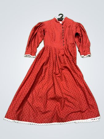 Rotes Kleid mit schwarzem Blumenmuster und weißer Spitzenverzierung
