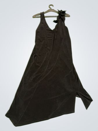 Schwarzes ärmelloses Kleid mit floralem Detail