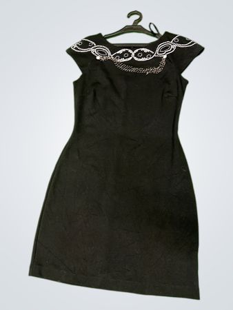 Schwarzes Kleid mit verziertem Ausschnitt und Reißverschluss hinten