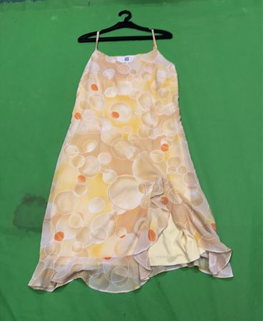 Gelbes Kleid mit Blasenmuster