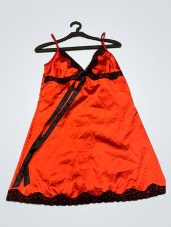 Oranges Satin-Glitterkleid mit schwarzem Spitzenbesatz