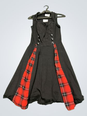 Schwarzes ärmelloses Kleid mit roten Karomusterakzenten