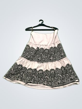 Vero Moda Gestuftes Spitzen-Midi-Kleid