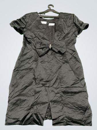Schwarzes Kleid mit Schleifendetail