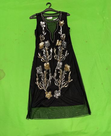 Schwarzes Kleid mit silbernen und goldenen Blumenverzierungen
