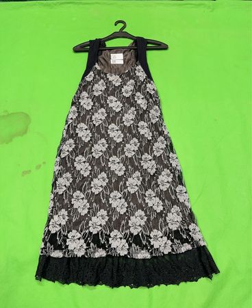 Schwarzes und weißes Blumenspitzenkleid mit schwarzen Akzenten