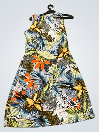 KEAW Ein ärmelloses Kleid mit tropischem Druck