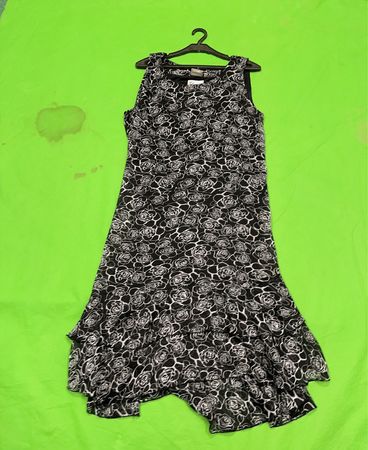 Signature Ärmelloses Schwarz-Weiß-Rosenmusterkleid