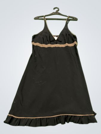 Schwarzes Kleid mit Besatz
