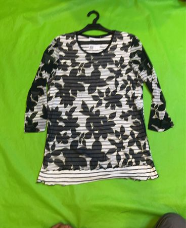 Schwarz-weiß gestreifte Tunika mit Blumenmuster