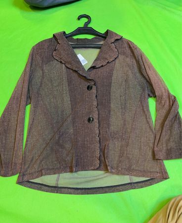 Heller brauner Button-Up-Jacke mit Rüschensaum