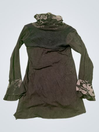 Schwarzes langärmeliges Kleid mit grafischem Druck und Fledermauskragen.