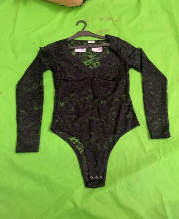 Pimkie Schwarzes Spitzenlangarmbodysuit