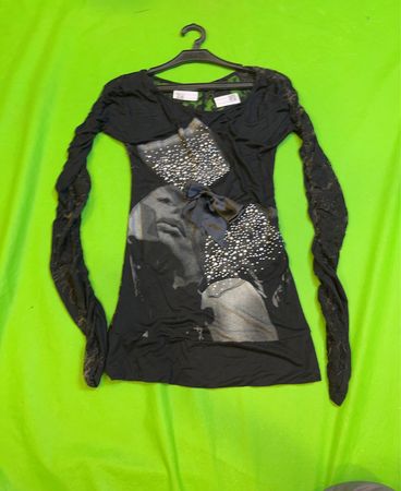 Schwarzes langärmliges Kleid mit grafischem Druck und Spitzenärmeln