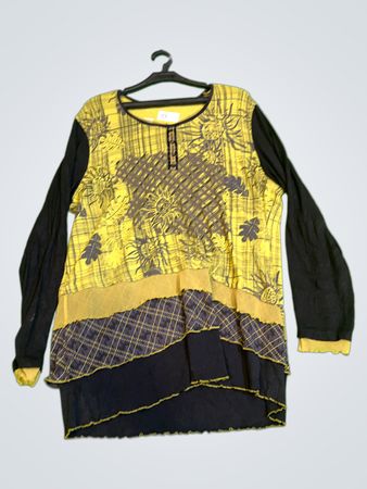Langärmlige gelbe und schwarze Rüschenshirt