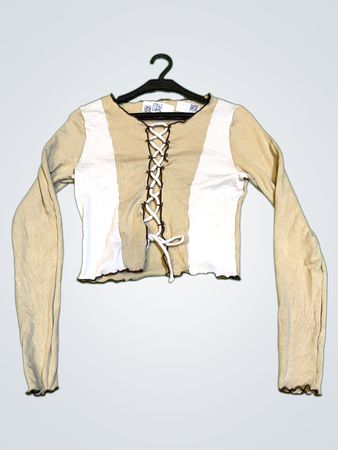 Langärmliges geripptes Crop-Top mit Schnürung