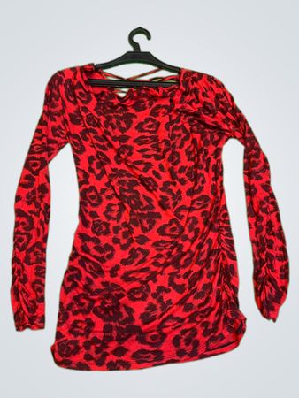 Roter und schwarzer Leopardenmuster Langarmtop