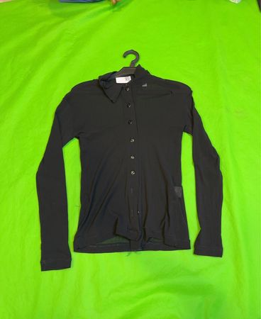Schwarzes Langarmhemd mit Knöpfen