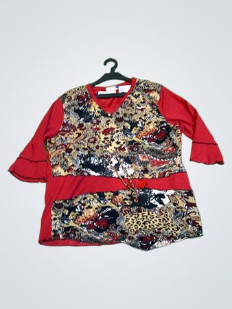 Rote und gemusterte Bluse