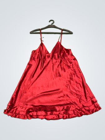 Rotes Satin-Nachtkleid mit Rüschen