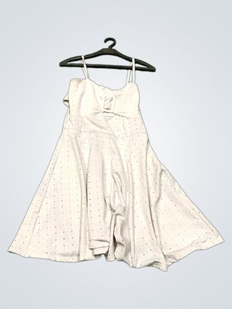 Weißes Kleid mit Schnallendetail