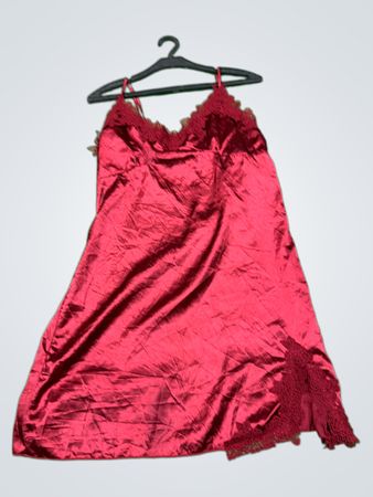 Vintage Vanguard Rotes Satin-Nachtkleid mit Spitzenbesatz