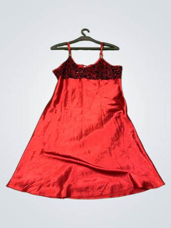 Rotes Satin-Nachthemd mit schwarzem Tiermusterbesatz