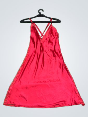 Rote Satin-Chemise mit Spitzenbesatz