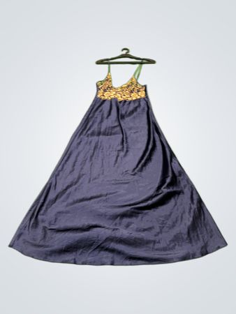 ANYWEAR ANYTIME Nachtkleid aus marineblauem Satin mit goldener Spitzenbordüre