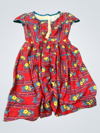 Rotes Blumendruckkleid mit blauer Einfassung