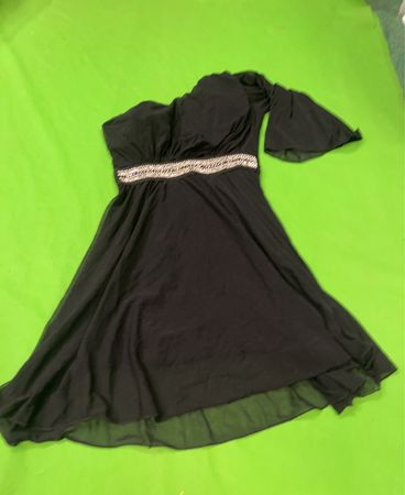 Schwarzes One-Shoulder-Kleid mit verzipelem Taillenbereich
