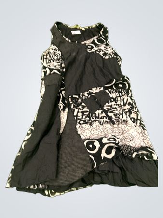Schwarz-weißen gemustertes ärmelloses Kleid