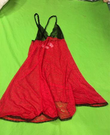 Rotes Spitzen-Negligé mit schwarzen Akzenten