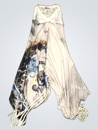 Weisses Kleid mit grafischem Druck und Fransenakzent